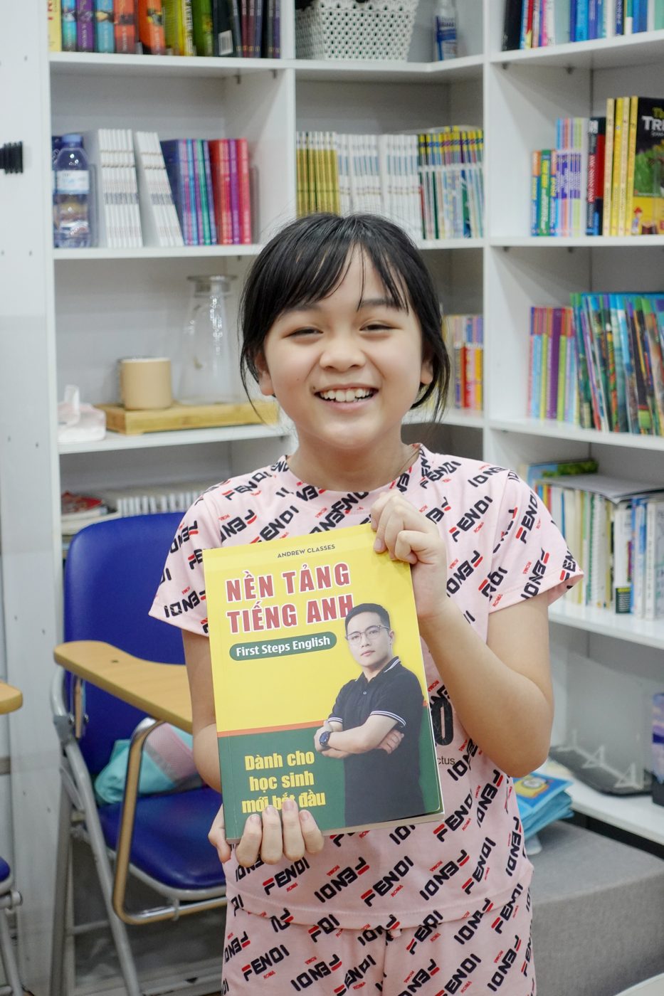 Học viên cầm sách Nền Tảng Tiếng Anh